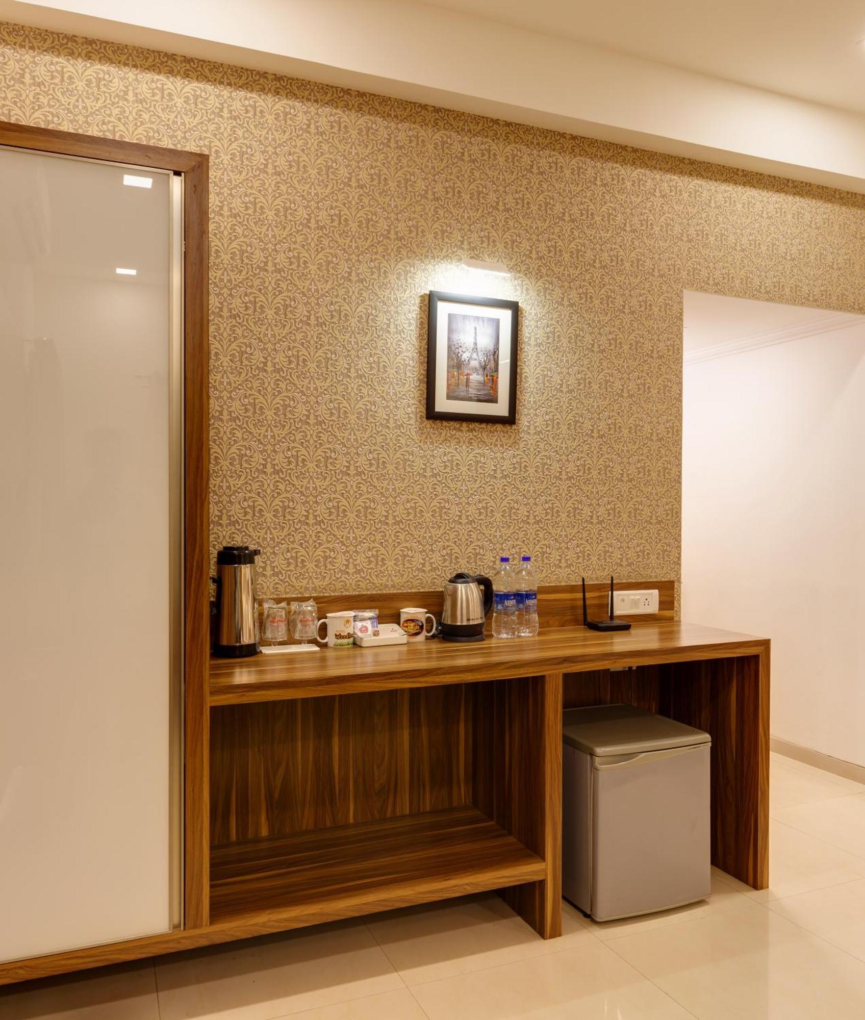 Hotel Woodland Kolhapur Ngoại thất bức ảnh