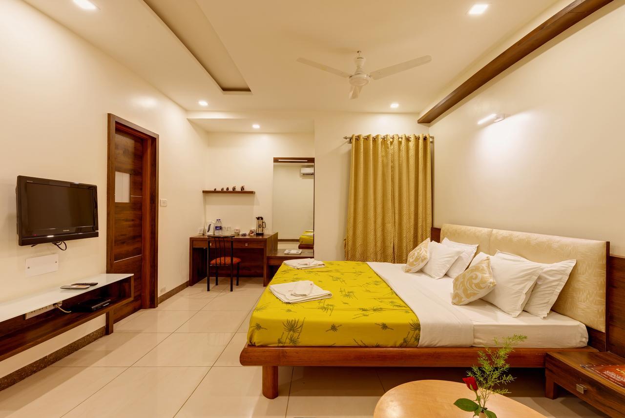 Hotel Woodland Kolhapur Ngoại thất bức ảnh